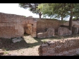 03019 ostia - regio ii - insula ix - edificio (ii,ix,6) - suedseite - raeume am ostende - 09-2022.jpg